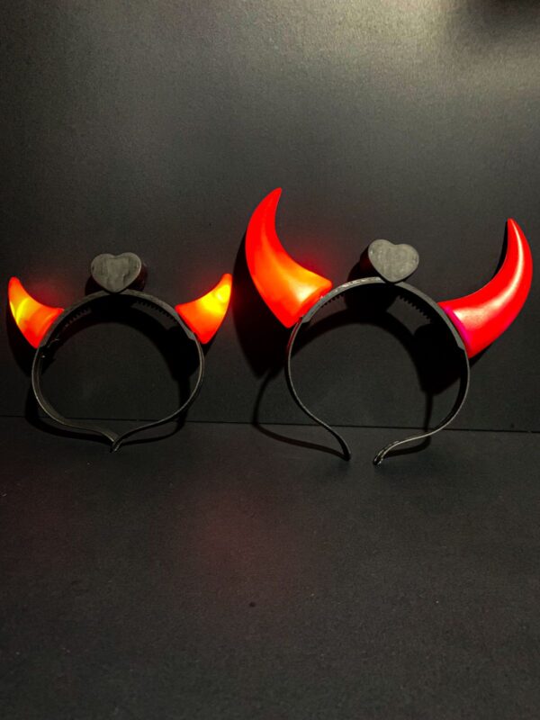 Cintillo diablo/a